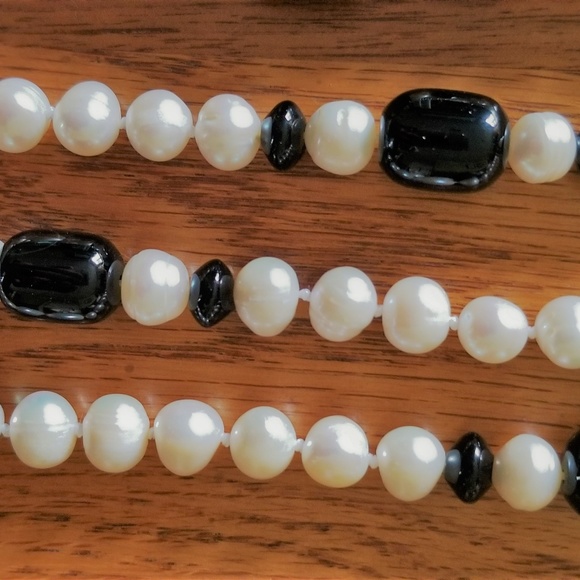 From Paris Genuine Freshwater Pearl Necklace - Picture 3 of 4